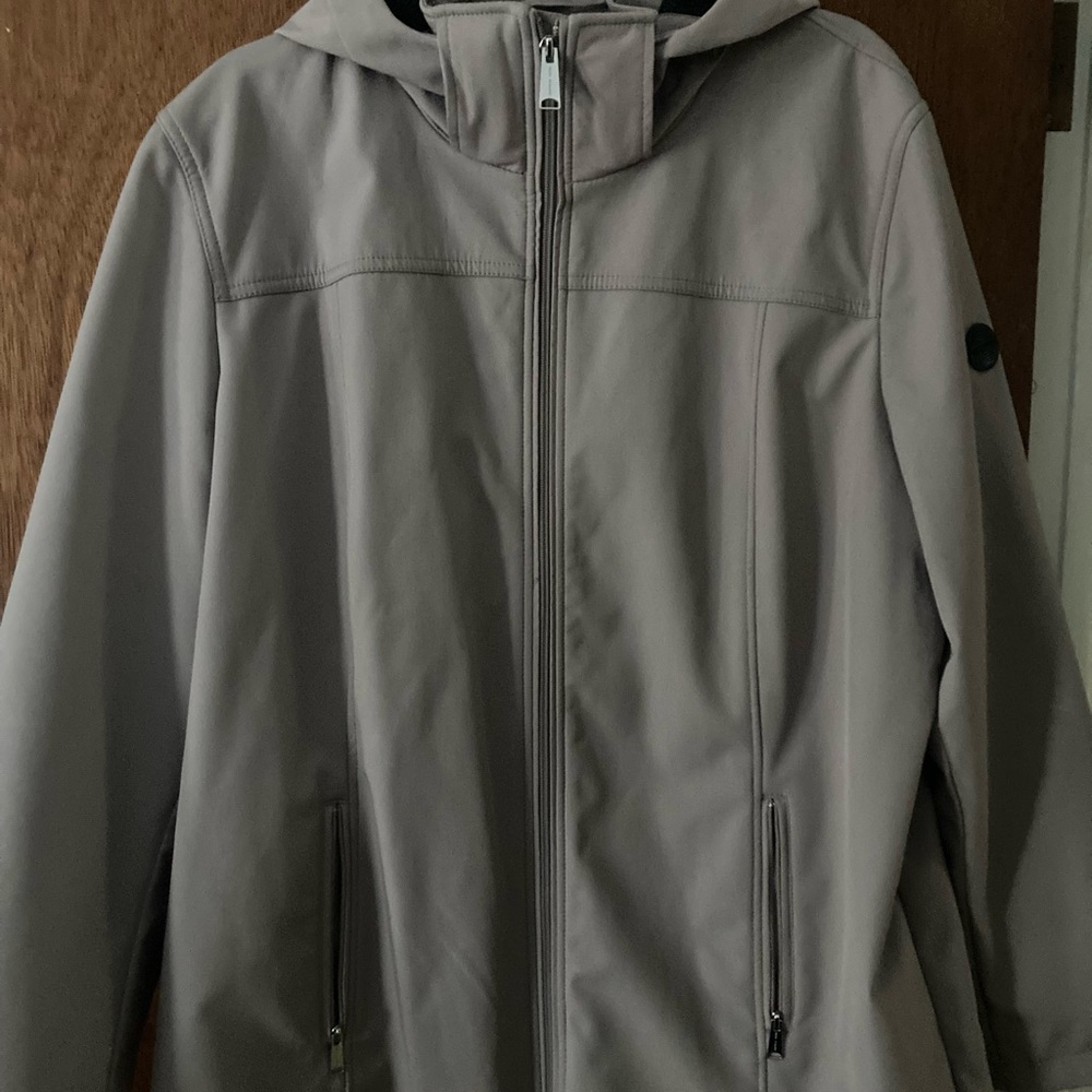 Women's lightweight jacket with detachable hood and water repellent.